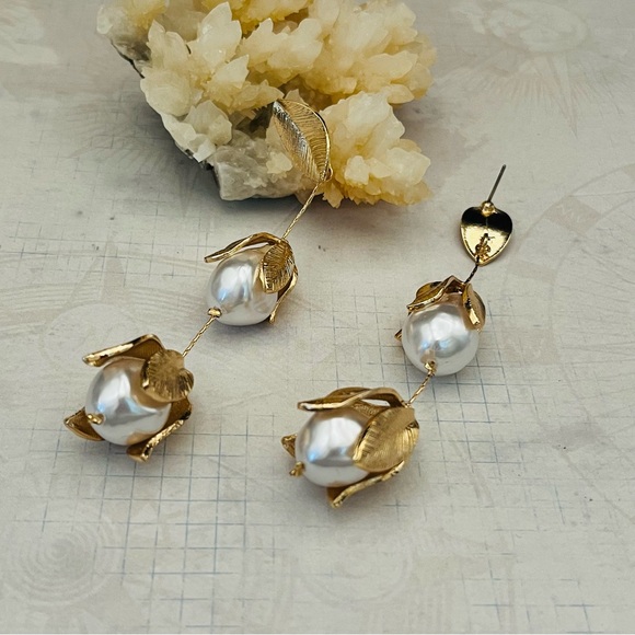 Gold-toned Flower Pearl Dangle earrings - Picture 2 of 5